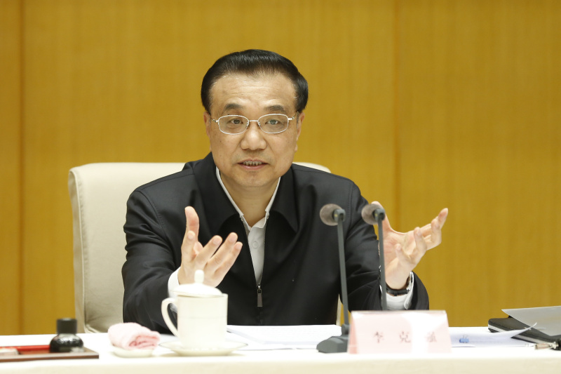 【李克强:简政放权、减税降费都属供给侧结构性改革】李克强总理18日在贯彻新发展理念培育发展新动能座谈会上强调,要把改善供给结构作为主攻方向,从供需两侧发力,调整优化经济结构。简政放权、减税降费都属供给侧结构性改革,通过降低企业制度性交易成本和税负,有效改善供给端,释放更大活力。