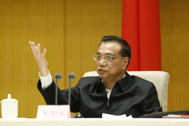 【李克强:新动能成长一靠环境,二靠载体】李克强总理18日在贯彻新发展理念培育发展新动能座谈会上说,坚持创新、协调、绿色、开放、共享新发展理念,推动新旧动能转换,环境和载体是两个基本要素。“放管服”改革为新动能成长创造更好环境,创新驱动发展战略和“双创”为新动能成长提供更好载体。
