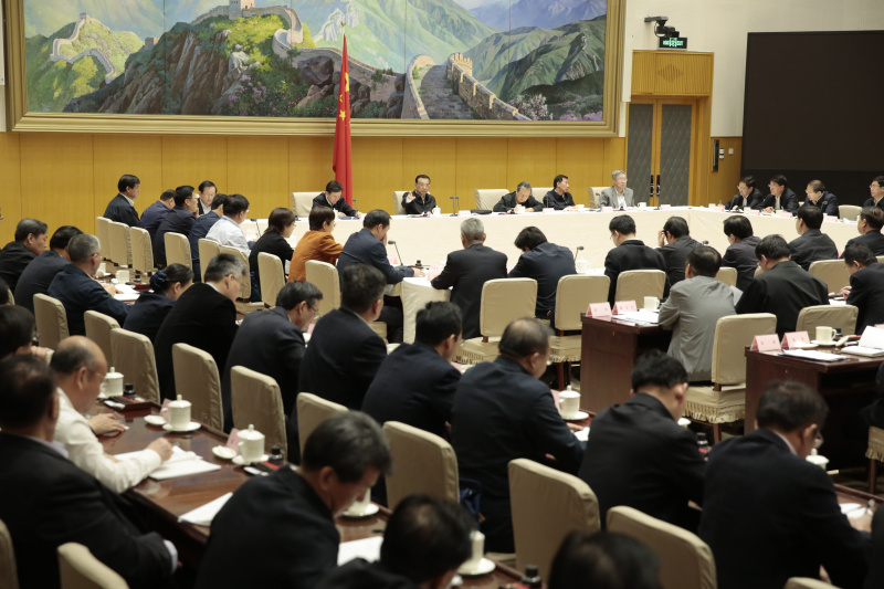 【李克强形象比喻新旧动能转换:“无中生有”与“有中出新”有机统一】李克强总理18日在贯彻新发展理念培育发展新动能座谈会上强调,实现经济结构转型升级,须加快新旧动能转换。这种转换既来自“无中生有”的新技术新业态新模式,也来自“有中出新”的传统产业改造升级。两者相辅相成、有机统一。