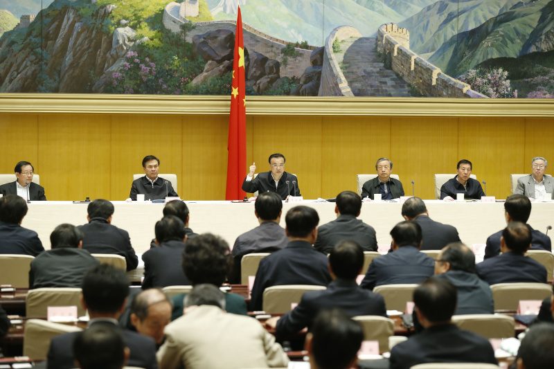 【李克强:政府要把精力更多放在监管上】李克强总理18日在贯彻新发展理念培育发展新动能座谈会上说,如何对新动能和“双创”进行合理有效监管,既支持创新又防止偏差,是我们面临的新课题。政府要把精力更多放在监管上,探索包容审慎的监管制度,对新业态、新模式等不要一上来就“管死”。